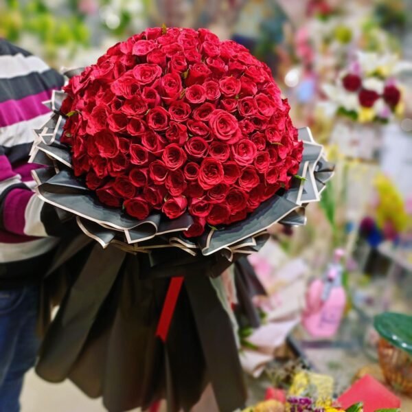 200 red roses for love one